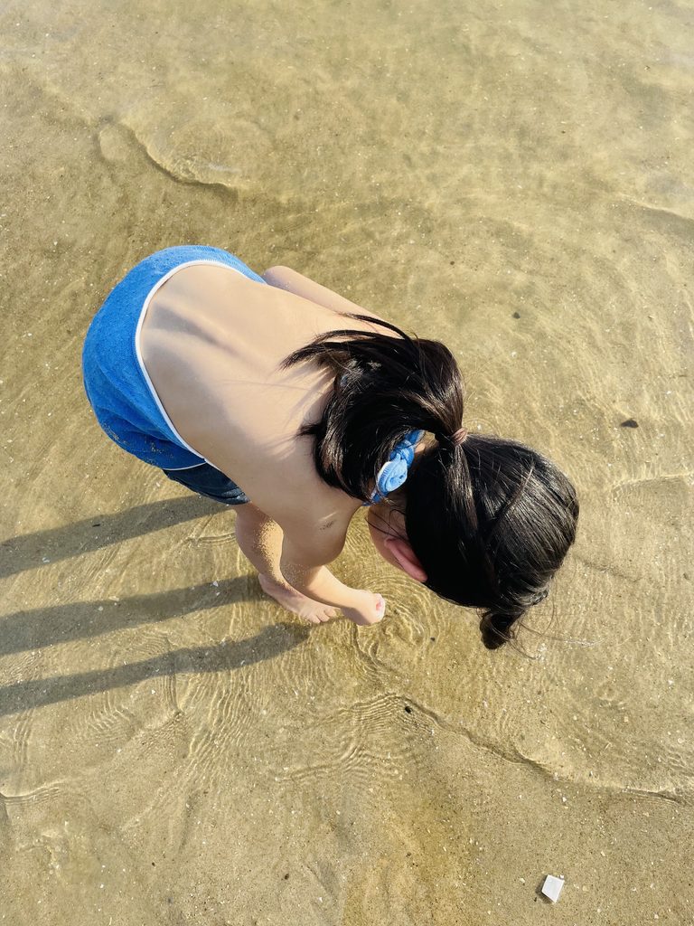 A child playing at the sandy beach at Songya Lake in Changsha